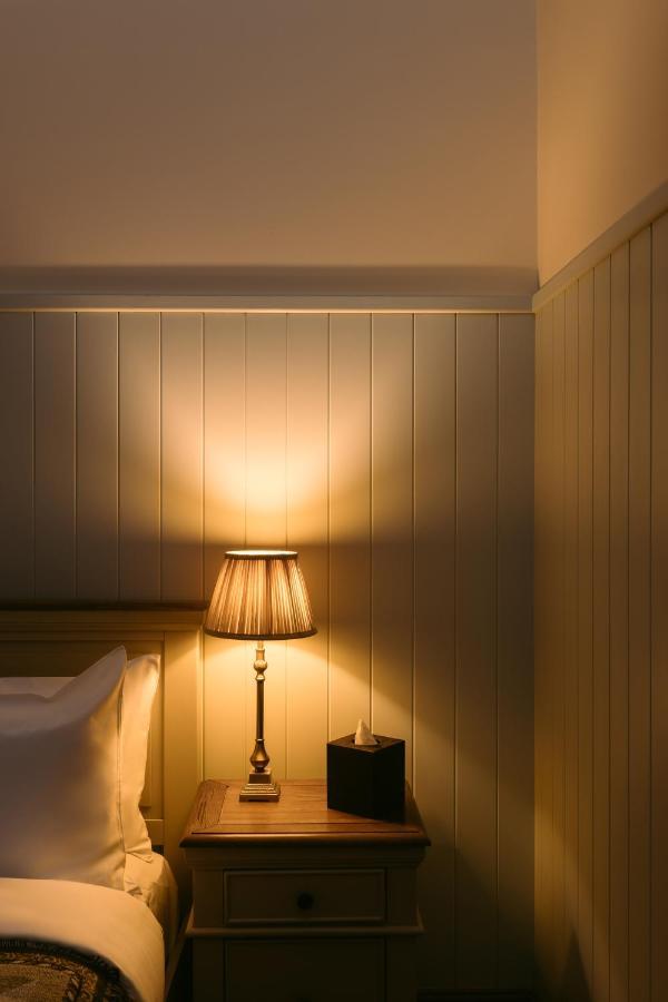 The Whispering Pine Lodge Letterfinlay Exteriör bild