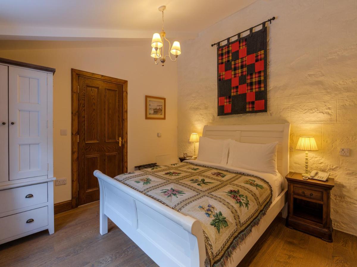 The Whispering Pine Lodge Letterfinlay Exteriör bild