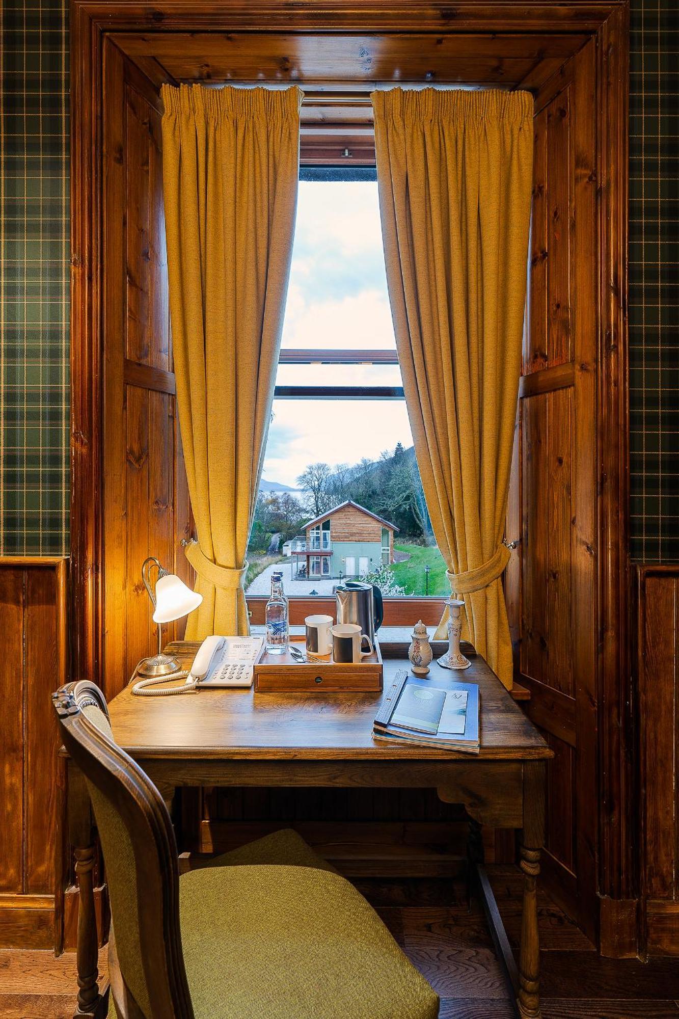 The Whispering Pine Lodge Letterfinlay Exteriör bild