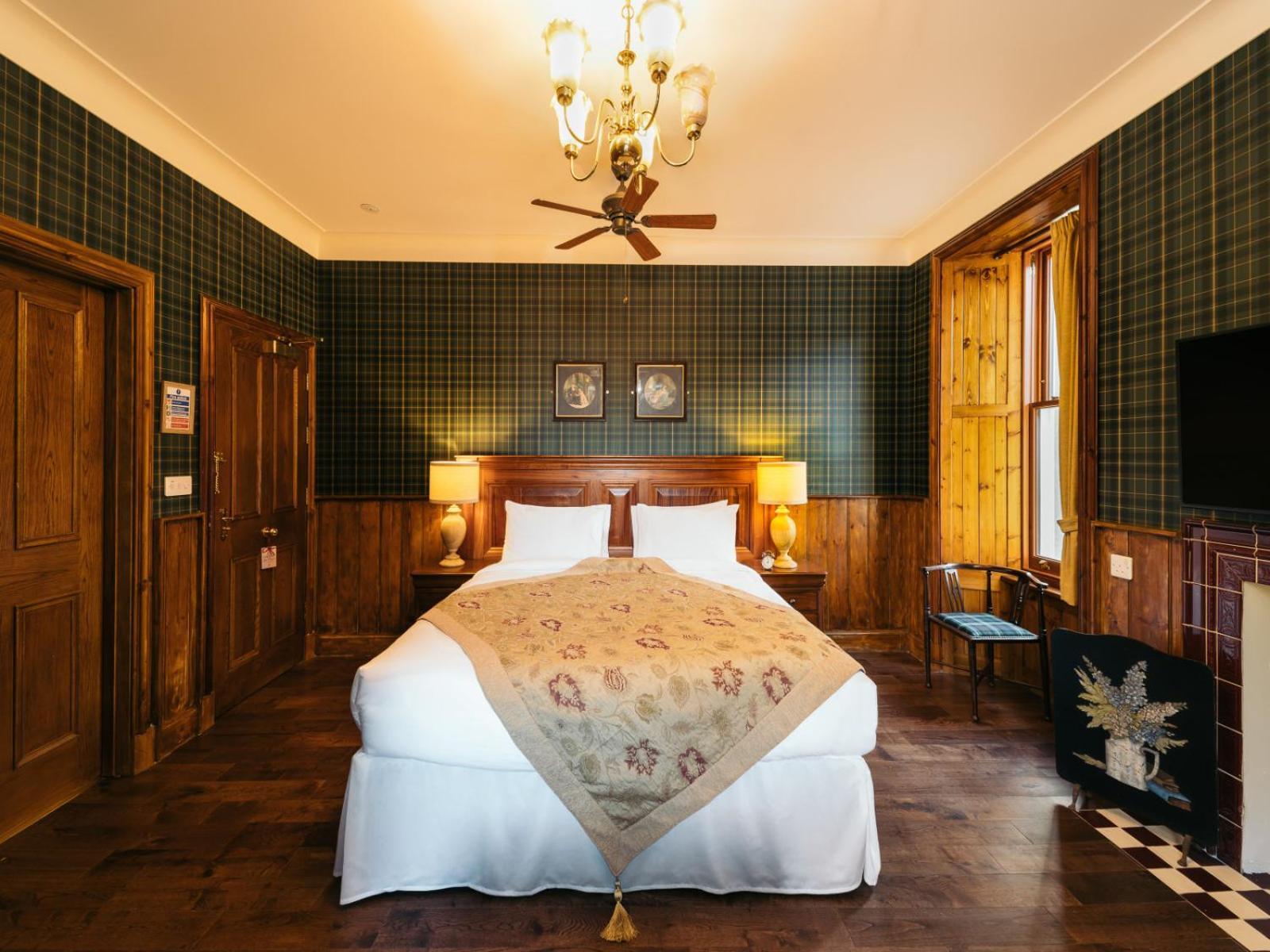 The Whispering Pine Lodge Letterfinlay Exteriör bild